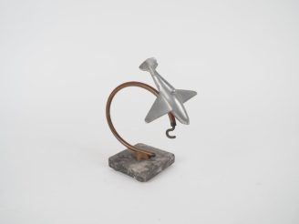 Vente aux enchères Porte-montre orné d'un avion en métal, base en marbre gris. H. 19 cm.