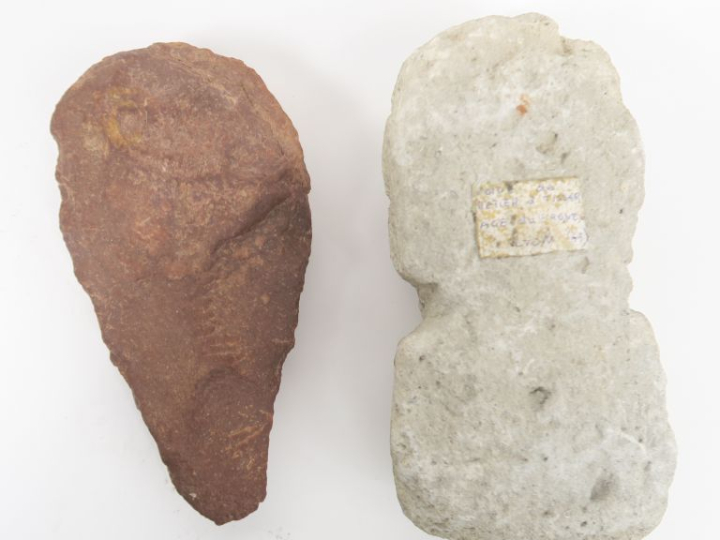 Un biface et un poids en pierre.  Dim. 18 x 9 à 19 x 7 cm