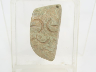 Vente aux enchères Préhistoire ? Pendentif en pierre avec des traits gravés suggérant un 
