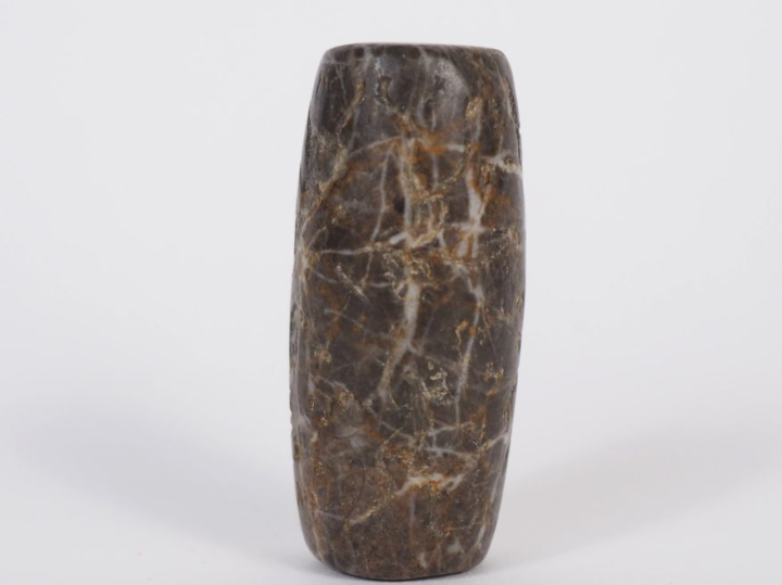 Orient ancien. Sceau cylindre en pierre noire veinée de blanc décoré d