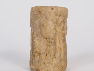 Vente aux enchères Orient ancien. Sceau cylindre en pierre beige figurant des personnages