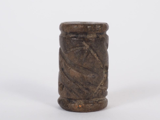 Vente aux enchères Orient ancien. Sceau cylindre en pierre noire décoré de points et de t
