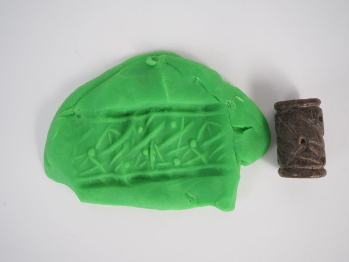 Orient ancien. Sceau cylindre en pierre noire décoré de points et de t
