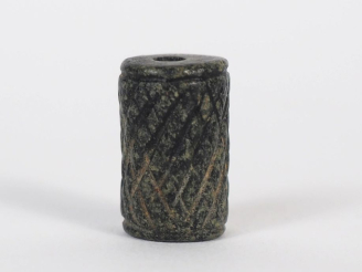Vente aux enchères Orient ancien. Sceau cylindre en pierre noire à décor réticulé. Mésopo