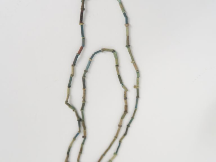 Égypte antique. Collier constitué d’ancienne perles de résille de momi