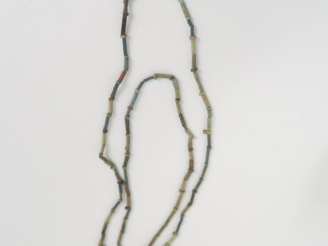 Vente aux enchères Égypte antique. Collier constitué d’ancienne perles de résille de momi