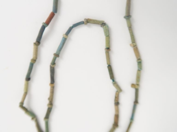 Égypte antique. Collier constitué d’ancienne perles de résille de momi
