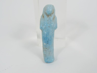 Vente aux enchères Égypte. Petit oushebti en faïence bleue. 6 x 2 cm.