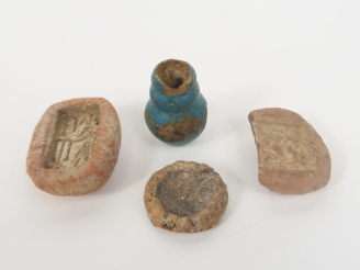 Vente aux enchères Égypte ancienne. 3 moules à amulette en terre cuite et un élément de f