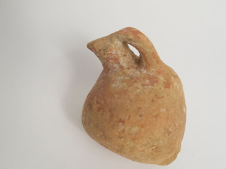 Vente aux enchères Balsamaire antique en terre cuite. 6 x 4,5 cm.