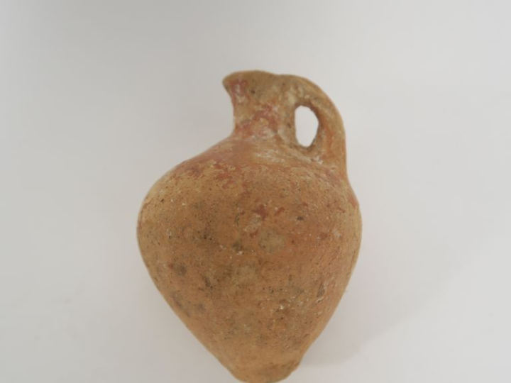 Balsamaire antique en terre cuite. 6 x 4,5 cm.