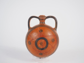 Vente aux enchères Chypre. Gourde lenticulaire en céramiques rouge ornée de motifs géomét