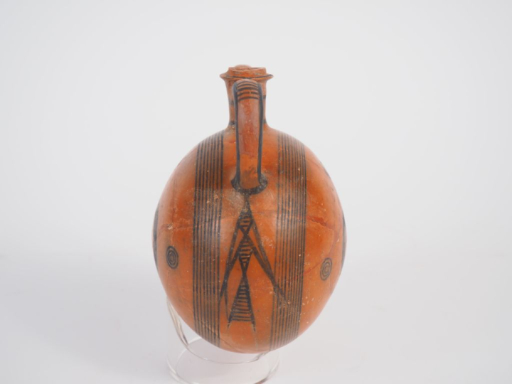 Chypre. Gourde lenticulaire en céramiques rouge ornée de motifs géomét