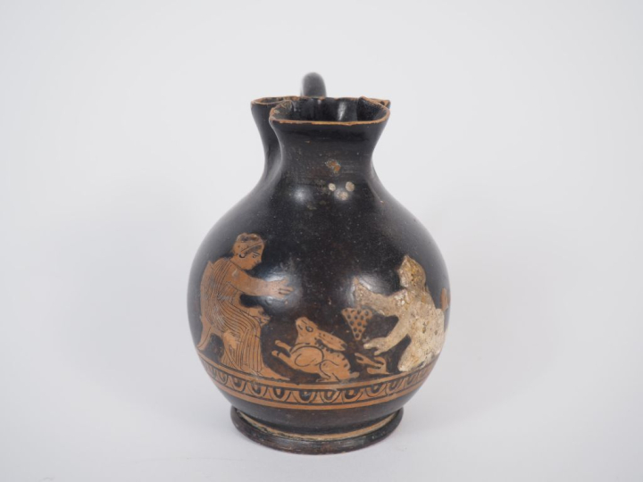 Vase grec. Œnochoé des Anthestéries (chous) figurant un enfant tenant 