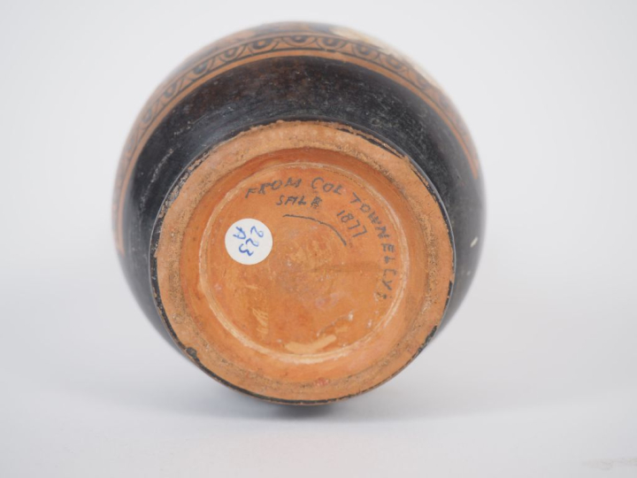Vase grec. Œnochoé des Anthestéries (chous) figurant un enfant tenant 