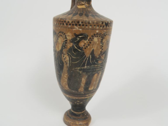 Vente aux enchères Vase grec. Lécythe à figures noires figurant des femmes autour d’une t