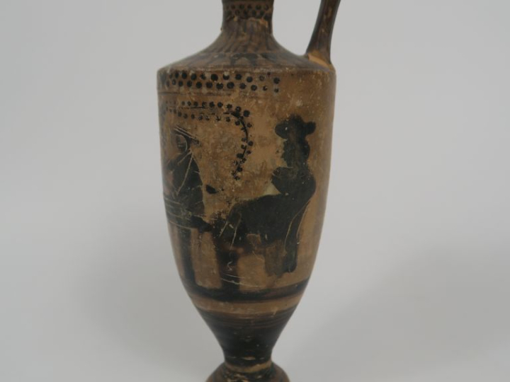Vase grec. Lécythe à figures noires figurant des femmes autour d’une t