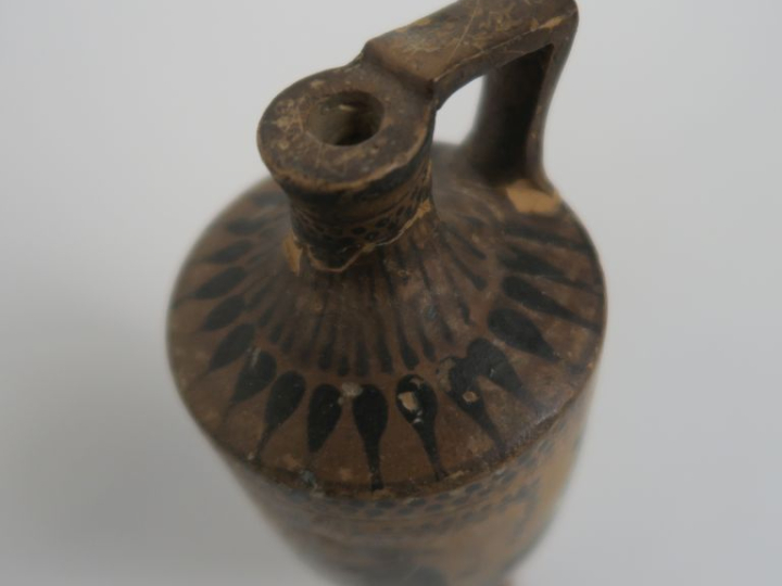 Vase grec. Lécythe à figures noires figurant des femmes autour d’une t