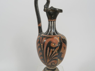 Vente aux enchères Vase grec. Œnochoé à figures rouges décorée d’une tête féminine et de 