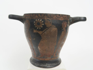 Vente aux enchères Vase grec. Skyphos à figures rouges et rehauts blancs représentant de 
