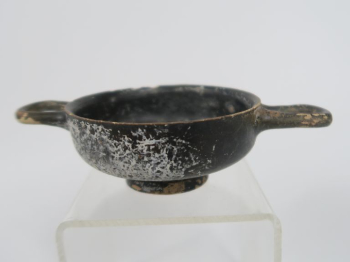 Vase grec. Coupe (kylix) à vernis noir. IVème av. J.-C. 14,5 x 8,5 cm 