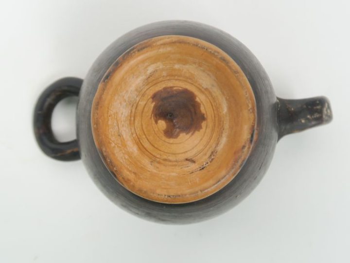 Grande Grèce. Skyphos en céramique à vernis noir. IVème s. av. J.-C. 1