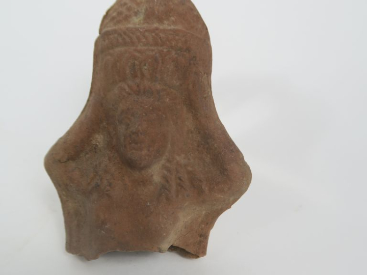 Égypte gréco-romaine. Buste d’Isis en terre cuite. Des chiffres arabes