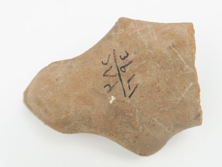 Égypte gréco-romaine. Buste d’Isis en terre cuite. Des chiffres arabes