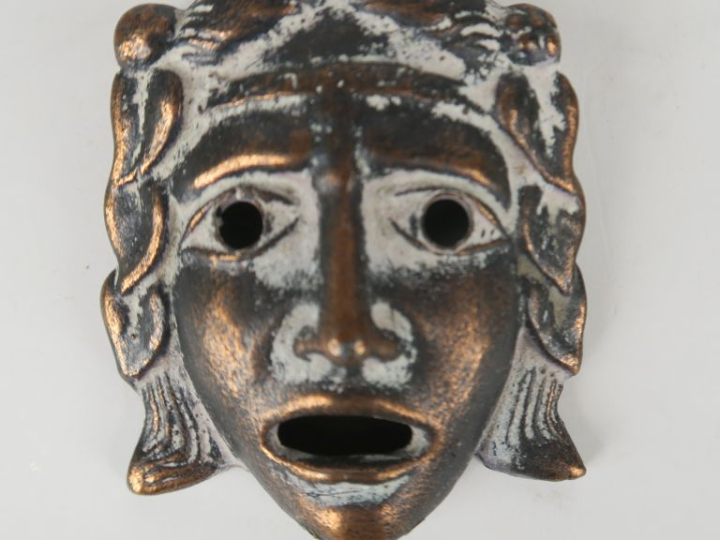 Bronzes antiques. Une plaque ajourée à décor de peltes, une poignée et