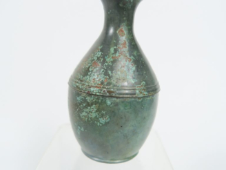 Vente aux enchères Vase antique en bronze. 10 x 6 cm.