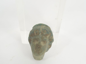 Vente aux enchères Pendentif en forme de tête antique en matière vitreuse. 3,5 x 2,5 cm