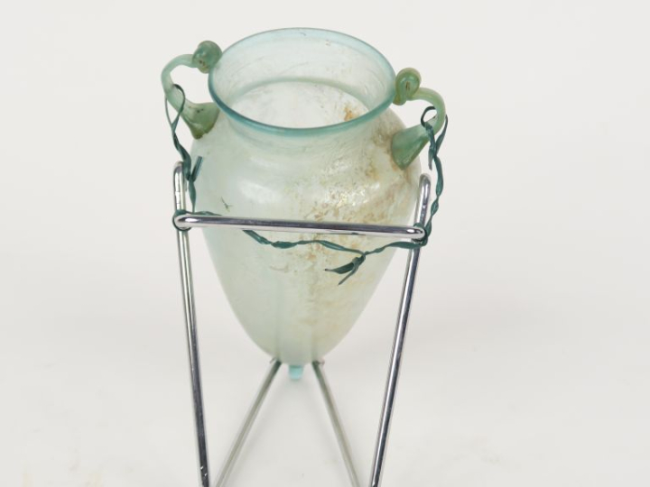 Verrerie antique. Amphorisque en verre translucide. 15 cm (petit accid