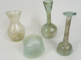 Vente aux enchères 4 verreries romaines. 6 x 9 à 14 x 8 cm