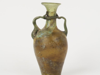 Vente aux enchères Verrerie antique. Flacon à deux anses en verre translucide, IV-Vème s.