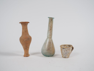Vente aux enchères Un balsamaire hellénistique et 2 verreries romaines. 12 x 4,5 à 3,5 x 