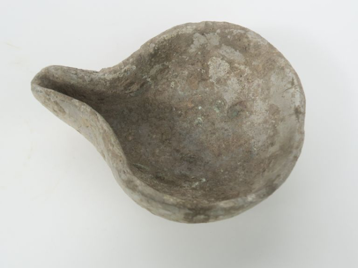 Lampe à huile en terre cuite grise. 15 x 12 x 5 cm.