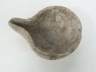 Vente aux enchères Lampe à huile en terre cuite grise. 15 x 12 x 5 cm.