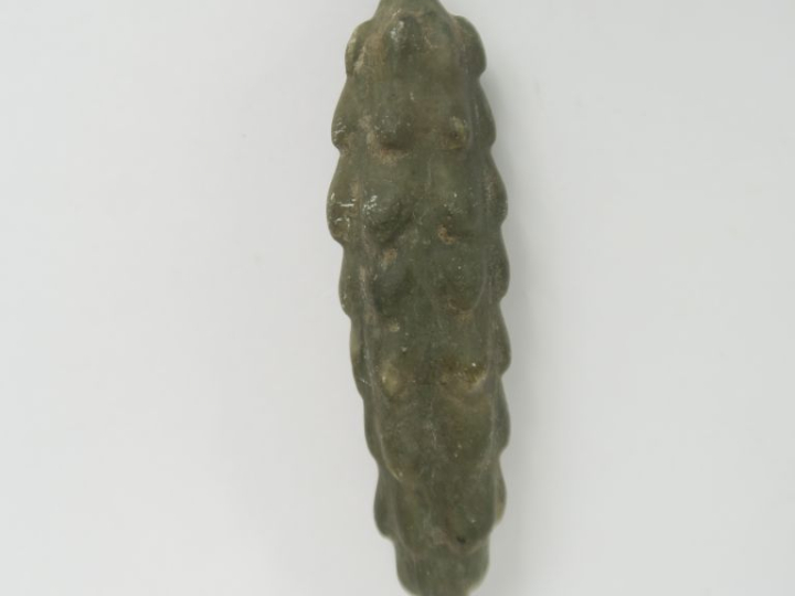 Epi végétal en terre cuite verte. 7,5 x 2 cm.