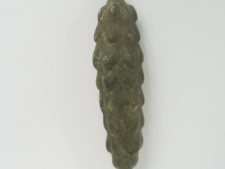 Vente aux enchères Epi végétal en terre cuite verte. 7,5 x 2 cm.