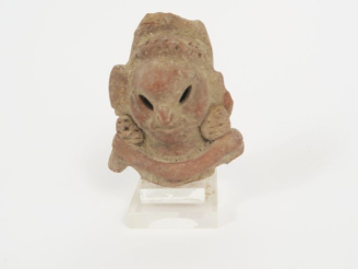 Vente aux enchères Tête de figurine antique en terre cuite. 9 x 6,5 cm.