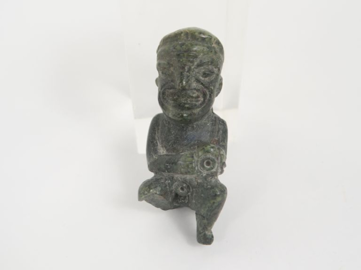 Amulette précolombienne en jade, figurant un personnage tenant un vase
