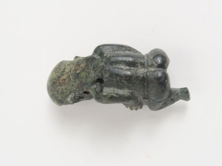 Amulette précolombienne en jade, figurant un personnage tenant un vase
