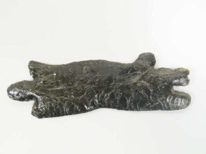 Morceau d’obsidienne taillée en forme de protomé d’animal. Dans le sty