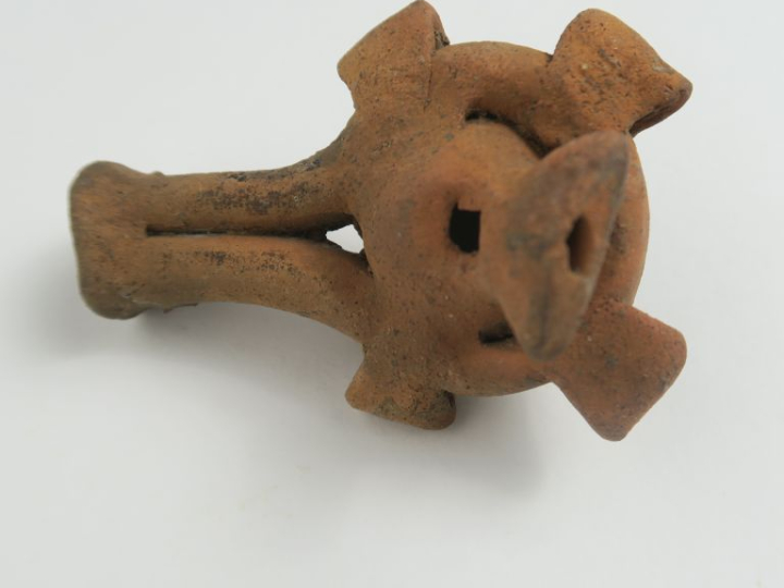 Sifflet précolombien en terre décoré d’une tête anthropomorphe. 7,5 x 