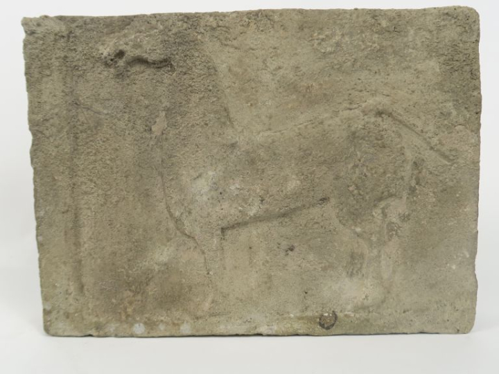 Chine. Relief en terre cuite figurant un cheval. Période Han. 30 x 22 