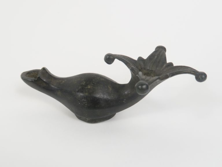 Lampe en bronze dans le style romain du IVème apr. J.-C. 7,5 x 8,5 cm.