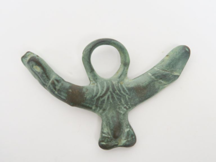 Pendentif phallique en bronze de style romain. 8 x 5 x 0,4 cm