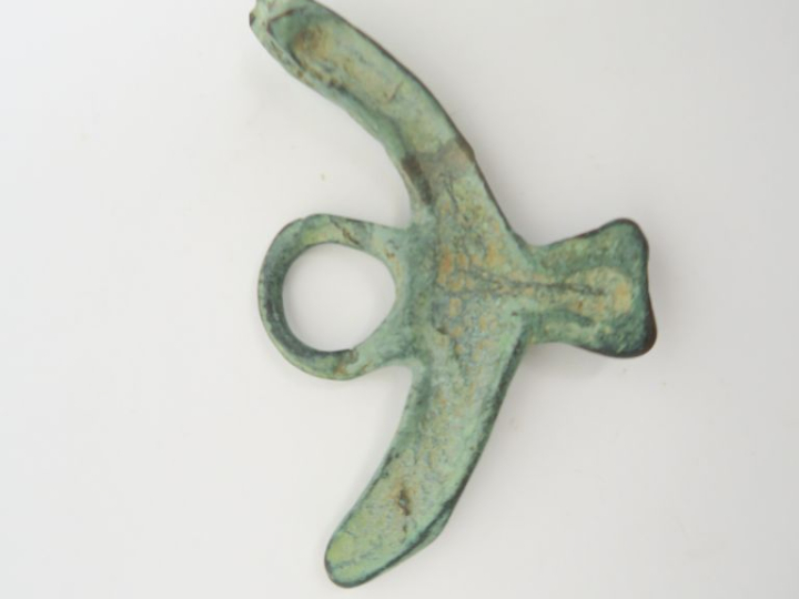 Pendentif phallique en bronze de style romain. 8 x 5 x 0,4 cm