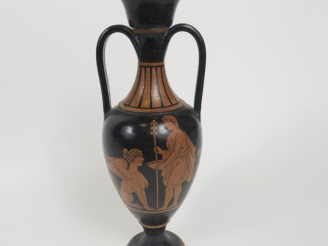 Vente aux enchères Amphore à figures rouges dans le style grec antique décorée sur une fa