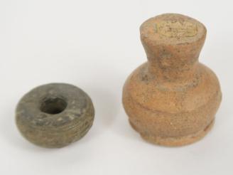Vente aux enchères Petit vase en terre cuite portant une étiquette indiquant « fouilles r